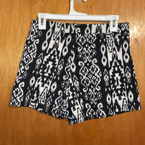 •ABOUT A GIRL•NWOT BLACK & WHITE ABSTRACT PATTERN SKORT SIZE LARGE - Picture 8 of 8